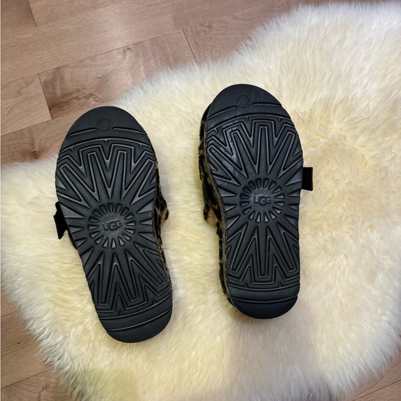 *SOLD* VEUC - UGG Fluffita Flatform Sandals - 7.5 - Picture 5 of 5